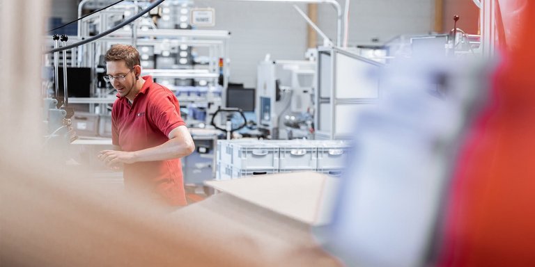 Mitarbeiter bei der Herstellung von Pumpen für die Trockensumpfschmierung.