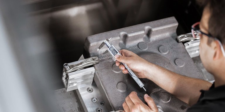 Herstellung einer Zahnradpumpe von einem Mitarbeiter der Firma Scherzinger aus Furtwangen.