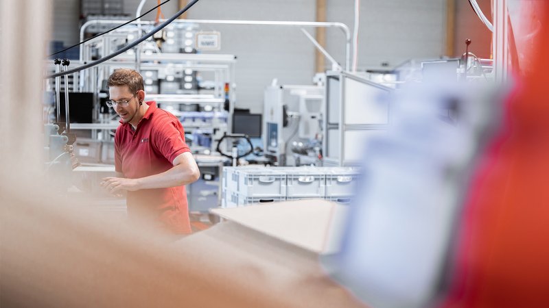 Mitarbeiter von Scherzinger bei der Produktion von Grauguss-Pumpen für die Kältekompressorenschmierung.