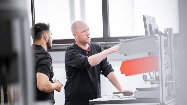 Mitarbeiter vom Pumpenhersteller Scherzinger.