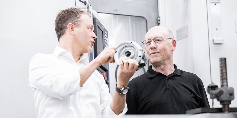 Zahnradpumpen Kompetenzen Scherzinger Bild vom Pumpen-Experten der Scherzinger GmbH beim Austausch der Kompetenzen.