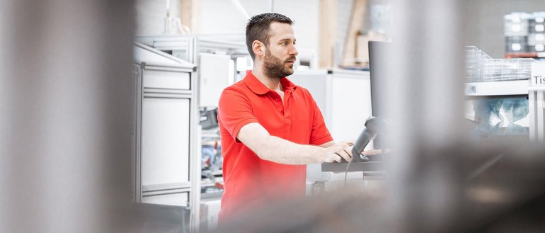 Flügelzellen-Pumpen Bauart Scherzinger Mitarbeiter der Scherzinger Pumpen GmbH bei der Herstellung einer Flügelzellen-Pumpe.