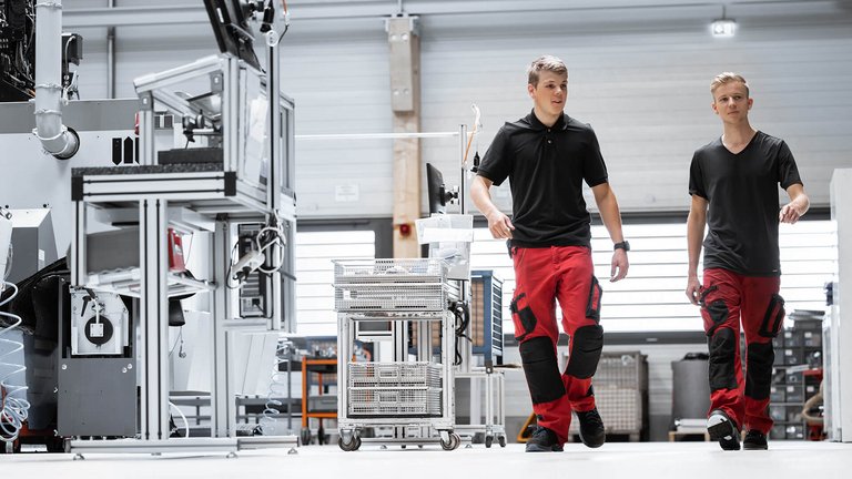 Bild von Azubis und DH-Studenten in den Räumlichkeiten von Scherzinger in Furtwangen.