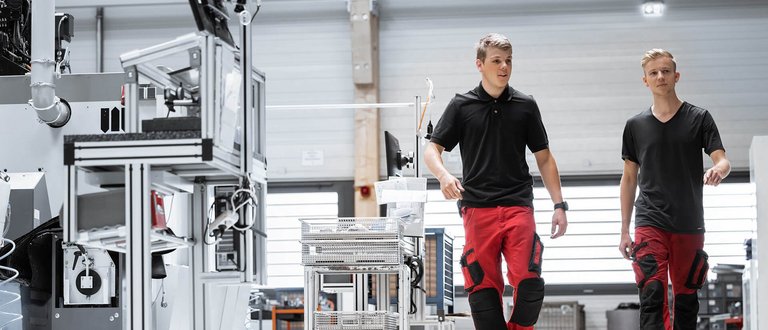 Bilder Auszubildenden von Scherzinger im Lager in Furtwangen.