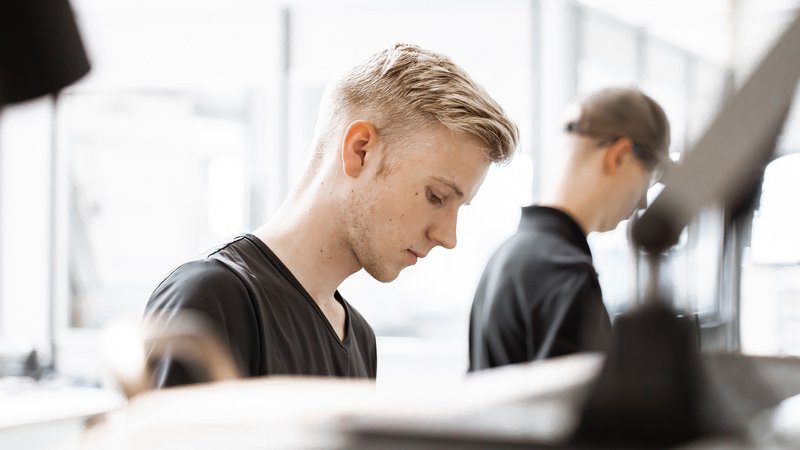 Bild eines Azubi, der eine Ausbildung zum Industriemechaniker macht.