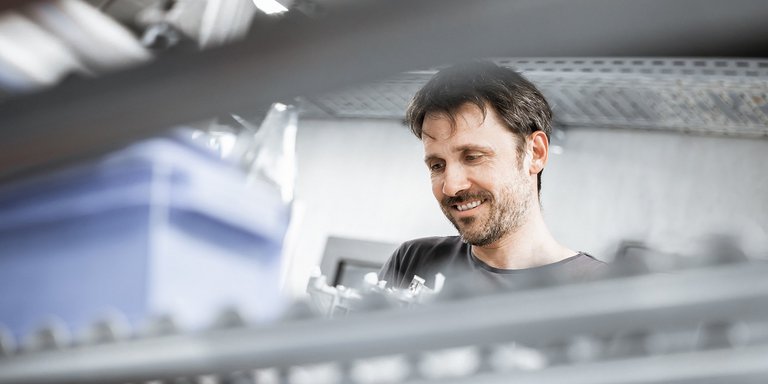 Bild eines Mitarbeiters des Unternehmens der für die Manpower in der Unternehmensgruppe steht.