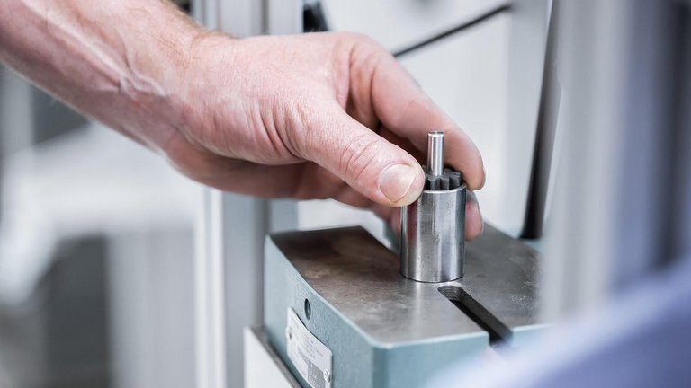 Pumpen Gerotorpumpen Bild der Herstellung und Bearbeitung einer Gerotorpumpe beim Spezialisten Scherzinger.